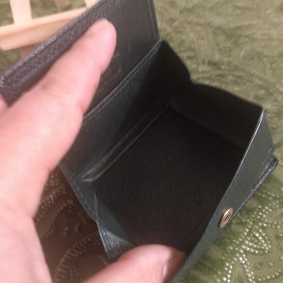 Louis Vuitton Taiga Expandable Coin Key Holder - Picture 3 of 6